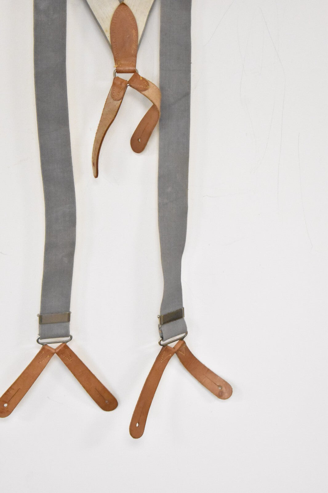British RAF Army Grey Elastic Braces – Leather Buckles – 110cm – Dated 1961