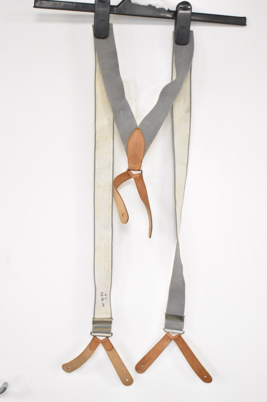 British RAF Army Grey Elastic Braces – Leather Buckles – 110cm – Dated 1961