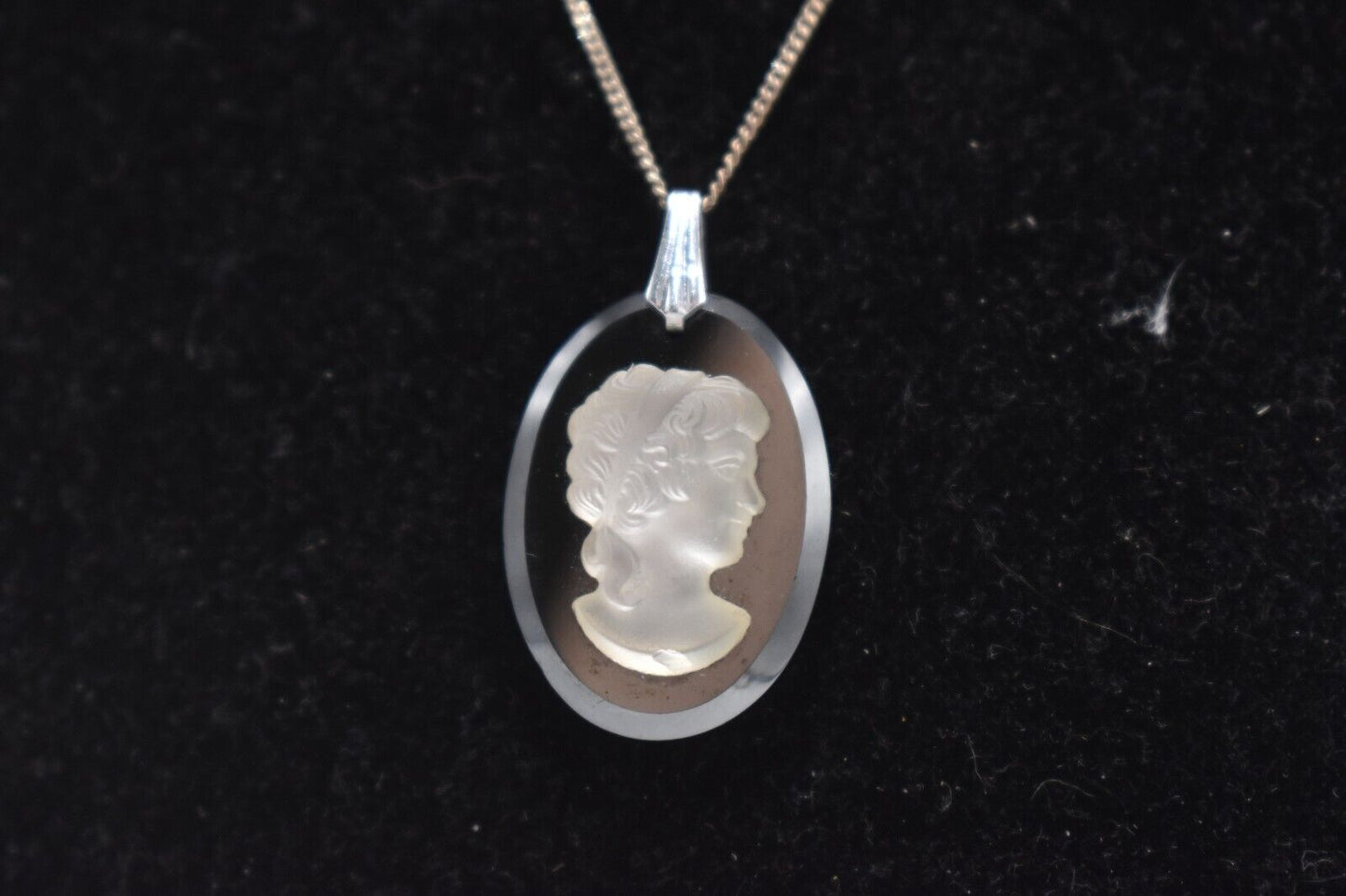 Vintage 925 Sterling Silver and Cameo Black Polished Onyx Pendant 42cm
