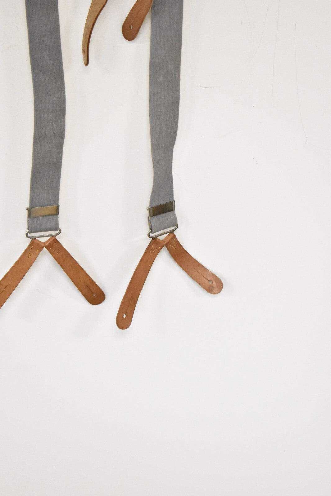 British RAF Army Grey Elastic Braces – Leather Buckles – 110cm – Dated 1961