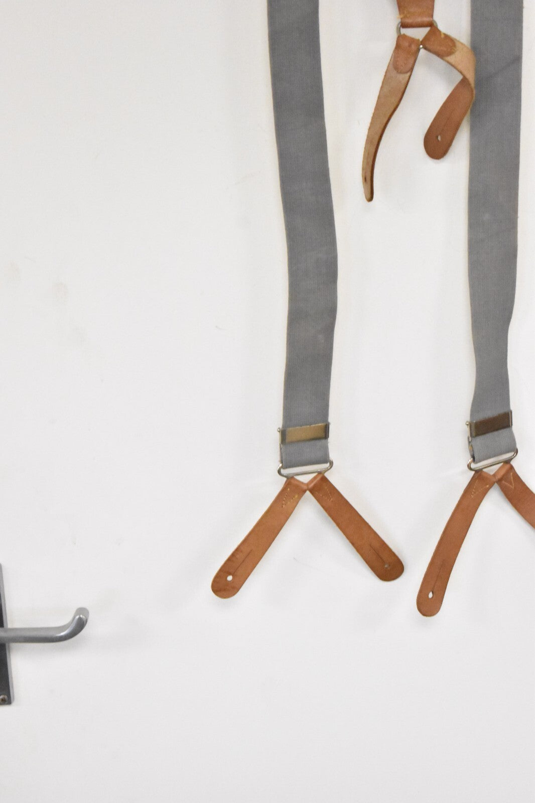 British RAF Army Grey Elastic Braces – Leather Buckles – 110cm – Dated 1961