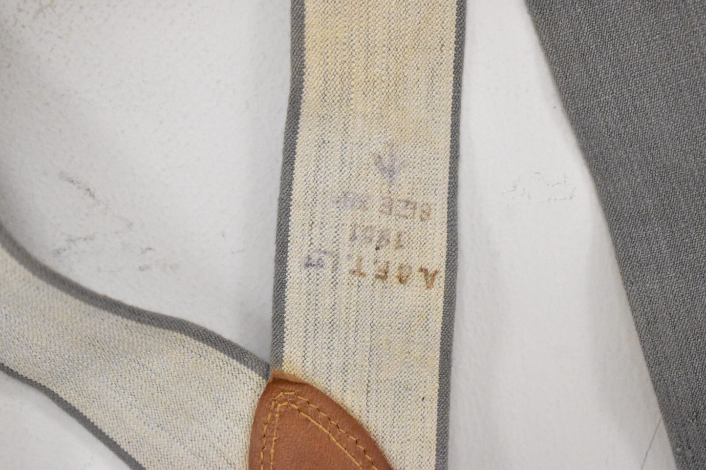 British RAF Army Grey Elastic Braces – Leather Buckles – 110cm – Dated 1961