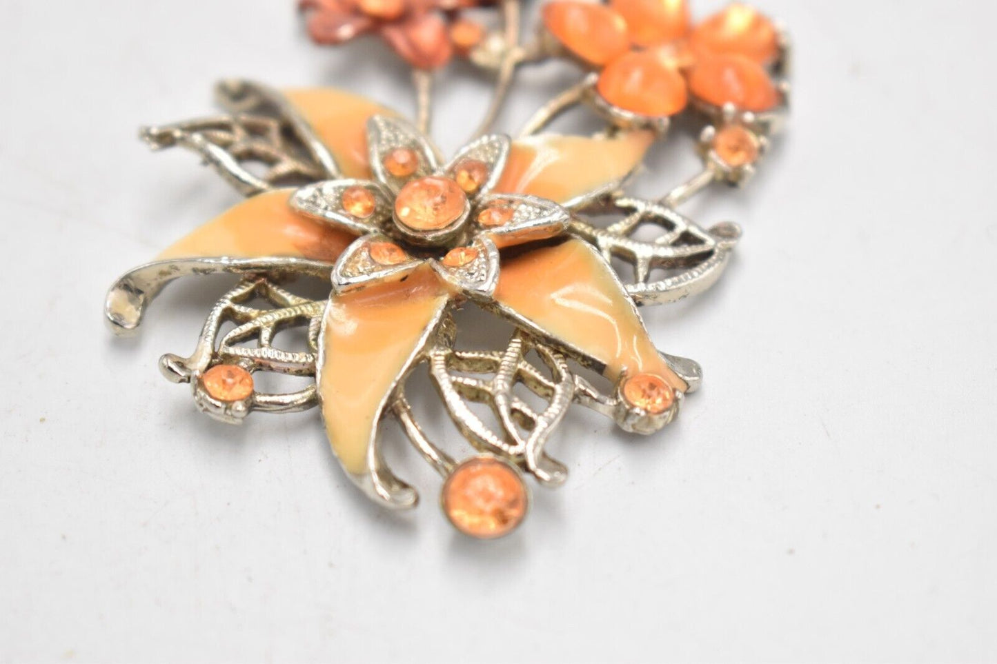 Elegant Floral Necklace Pendant – Enamel & Crystal Flower Design