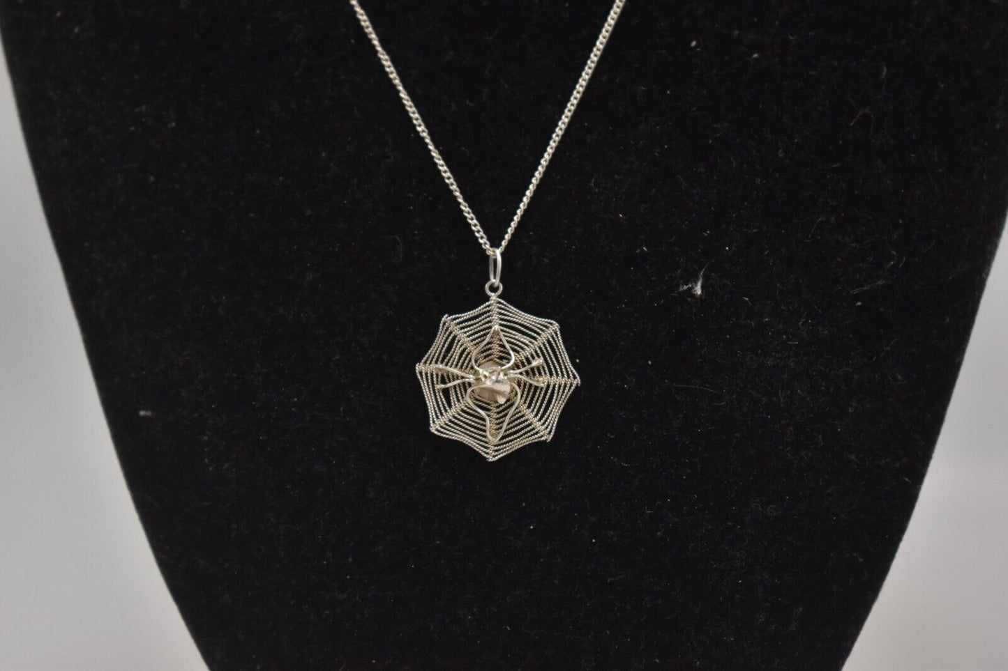 Vintage 925 Sterling Silver Spider Web Pendant Necklace - 42cm