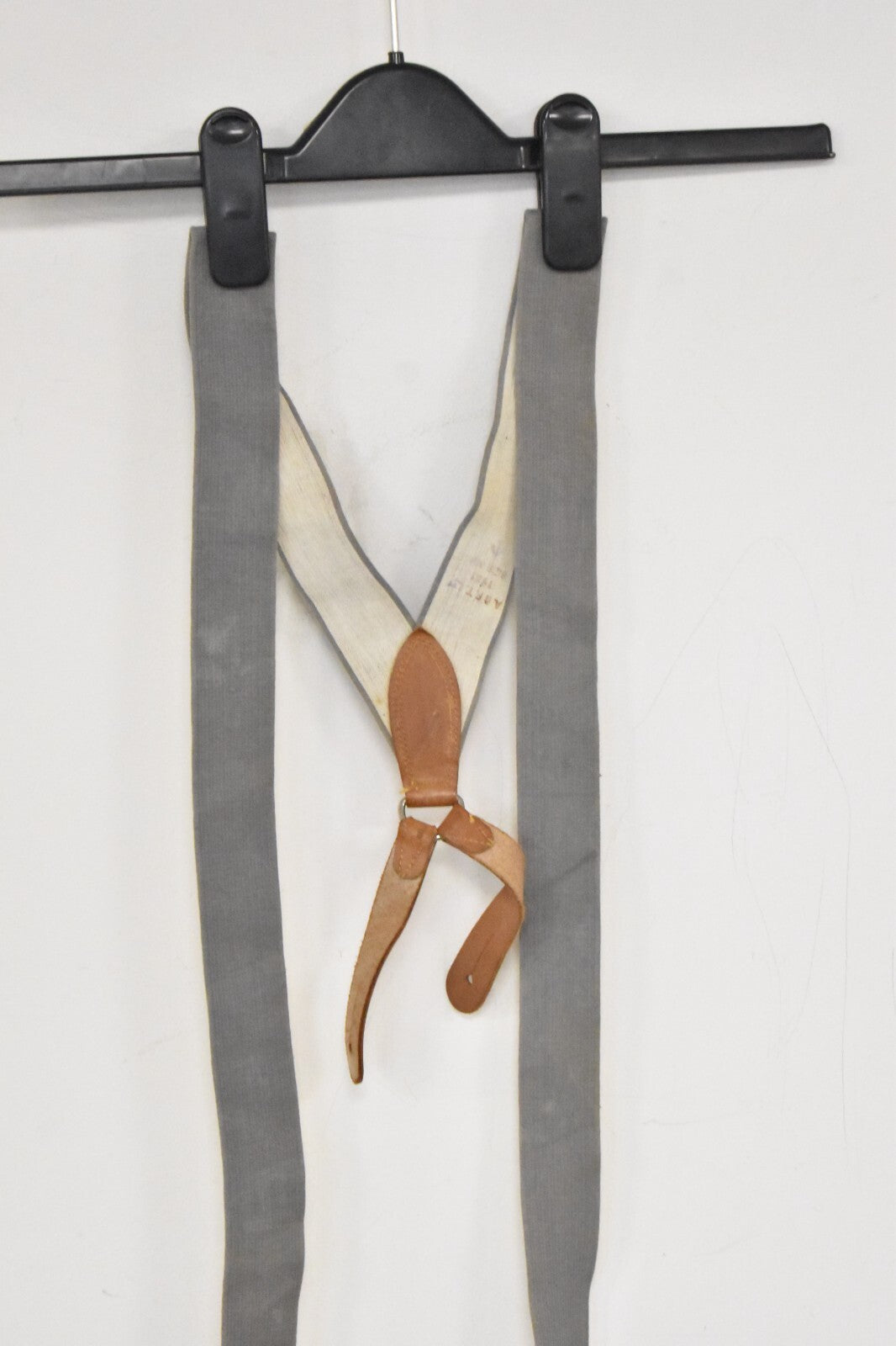 British RAF Army Grey Elastic Braces – Leather Buckles – 110cm – Dated 1961