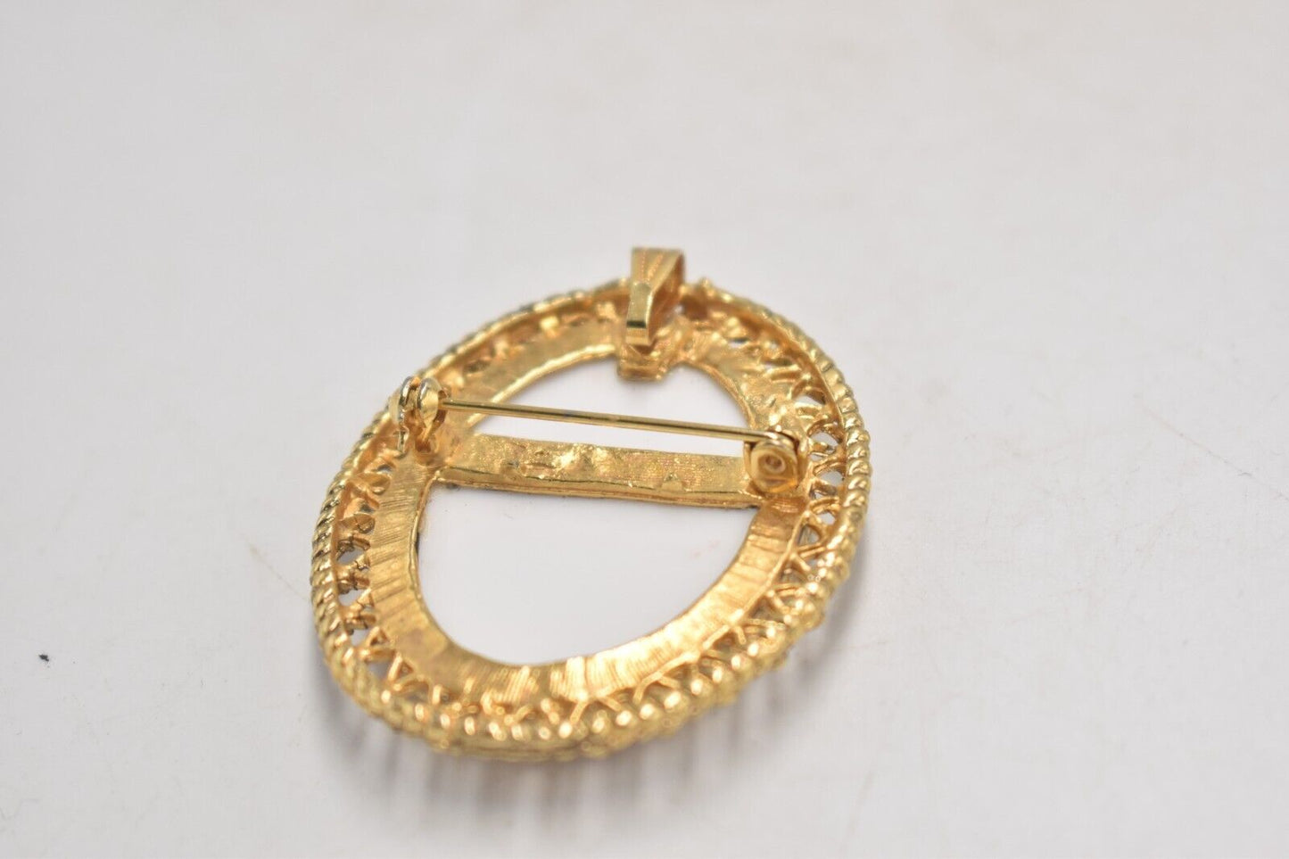 Vintage 1970s Porcelain and Gold Metal Romantic Couple Oval Brooch