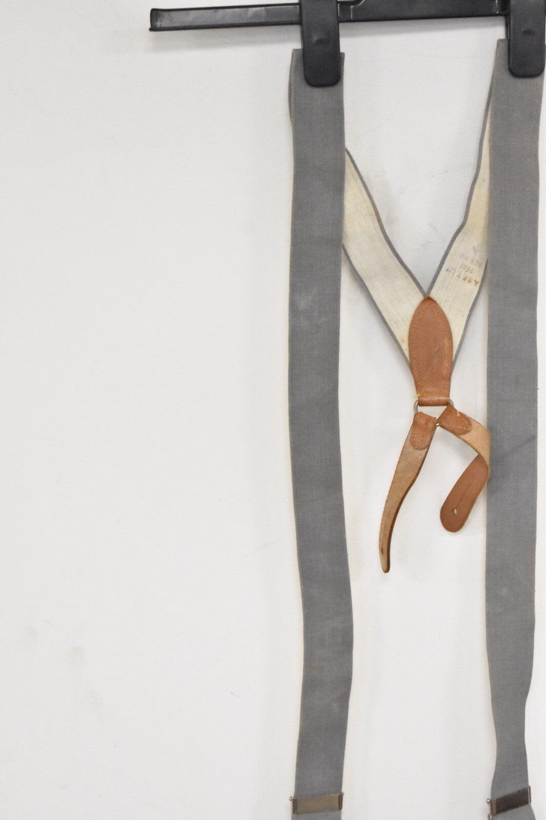 British RAF Army Grey Elastic Braces – Leather Buckles – 110cm – Dated 1961