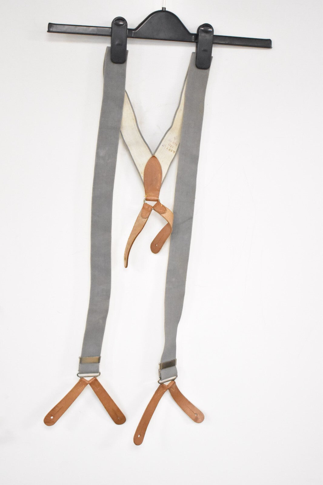 British RAF Army Grey Elastic Braces – Leather Buckles – 110cm – Dated 1961