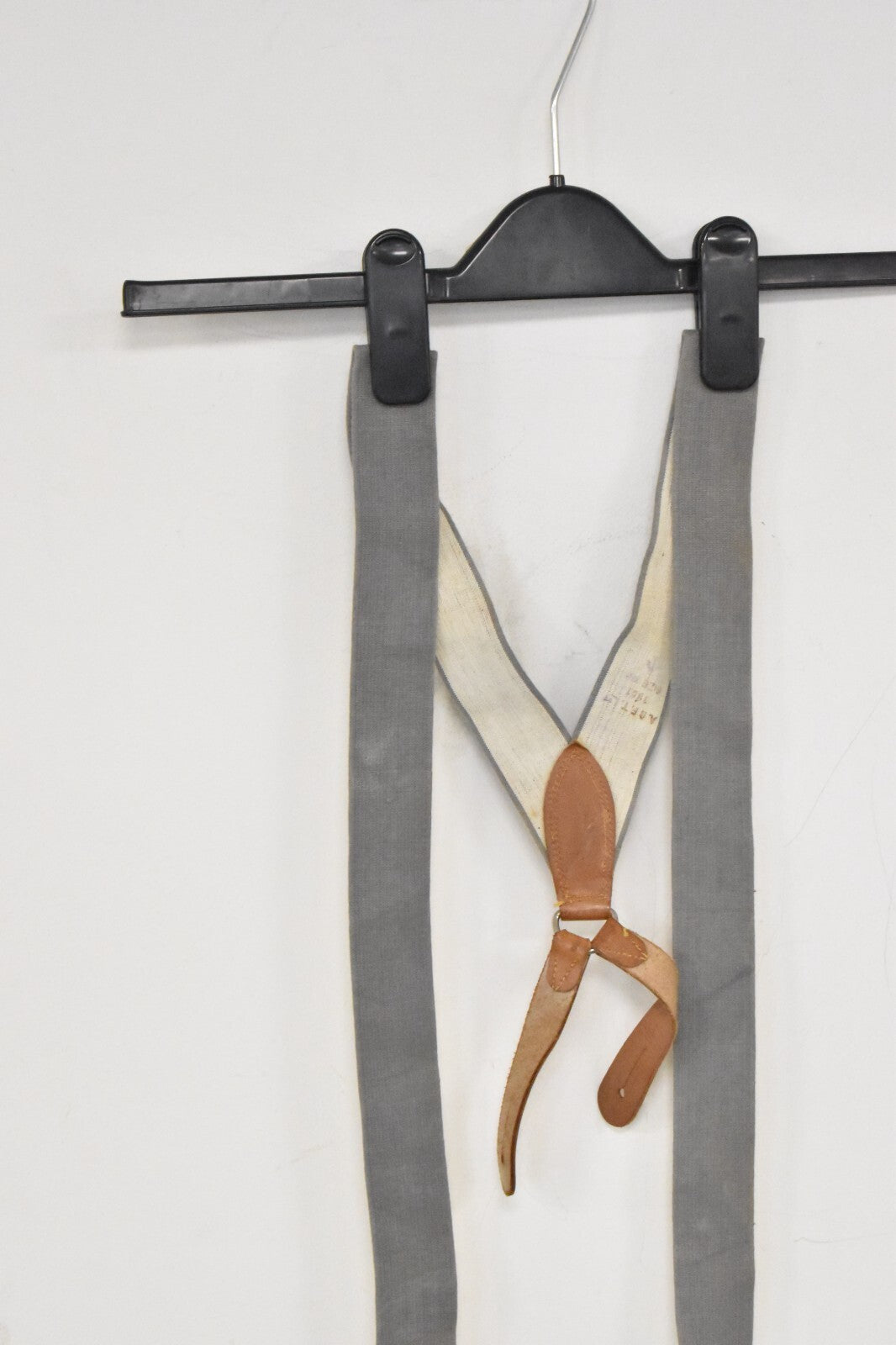 British RAF Army Grey Elastic Braces – Leather Buckles – 110cm – Dated 1961