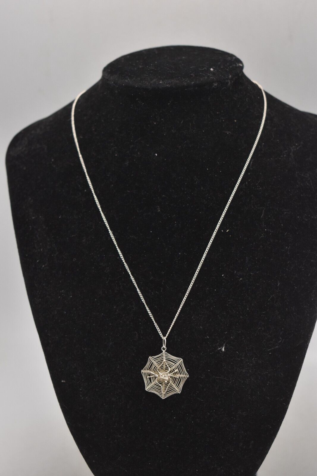 Vintage 925 Sterling Silver Spider Web Pendant Necklace - 42cm