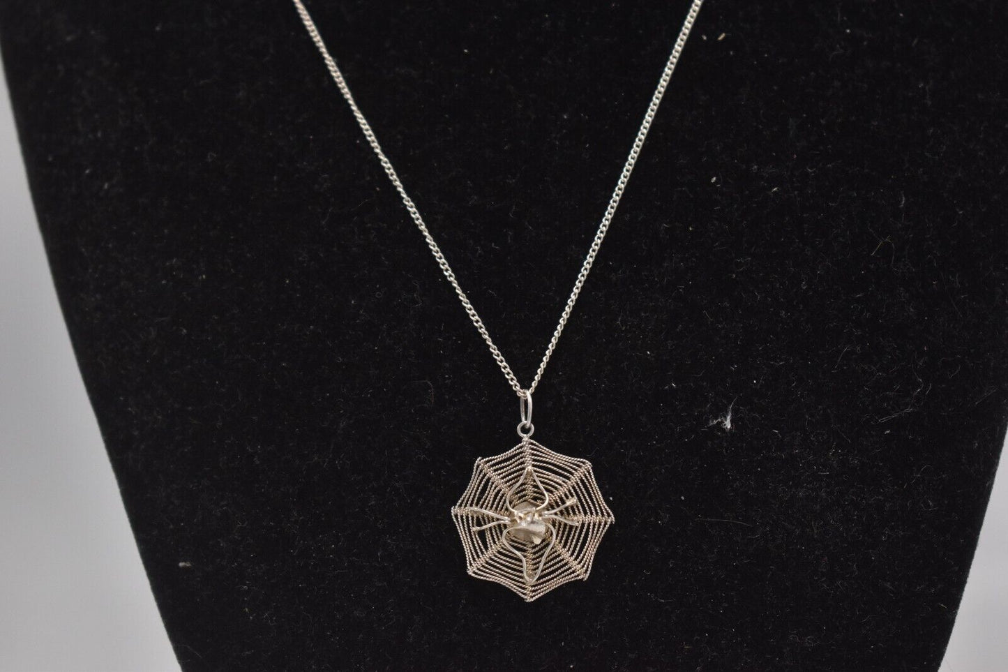 Vintage 925 Sterling Silver Spider Web Pendant Necklace - 42cm