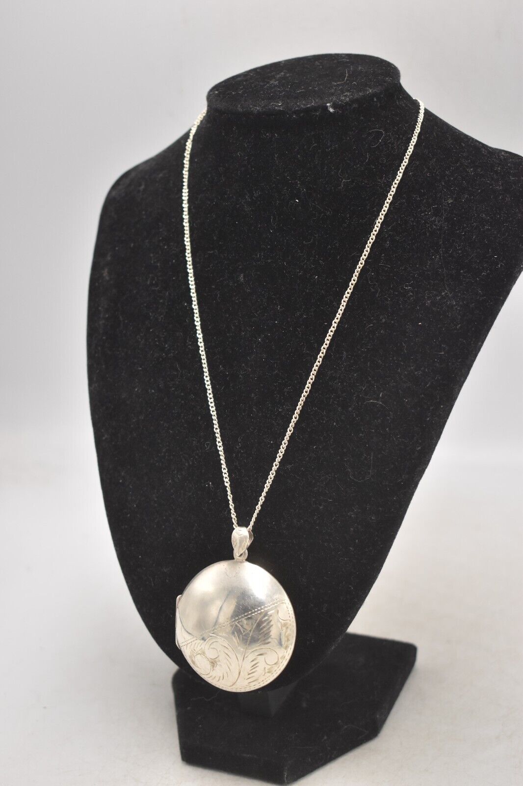 Vintage Sterling Silver 925 Necklace with Foliate Etched Locket Pendant – 46cm