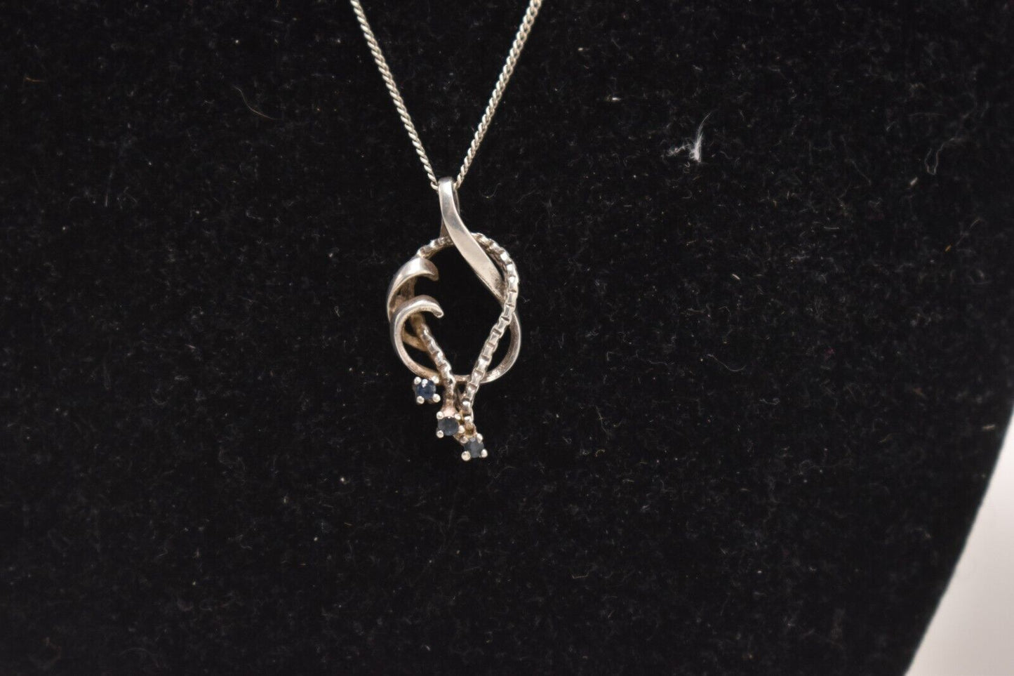 Vintage 925 Sterling Silver and Blue Topaz Pendant Necklace – 42cm