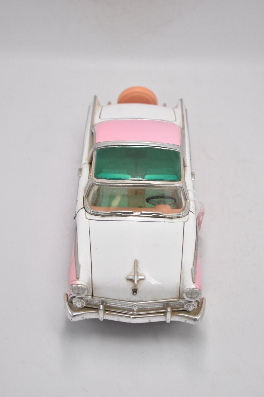 Road Tough 1955 Ford Fairlane Crown Victoria 1/18 Scale Model Car – Pink & White