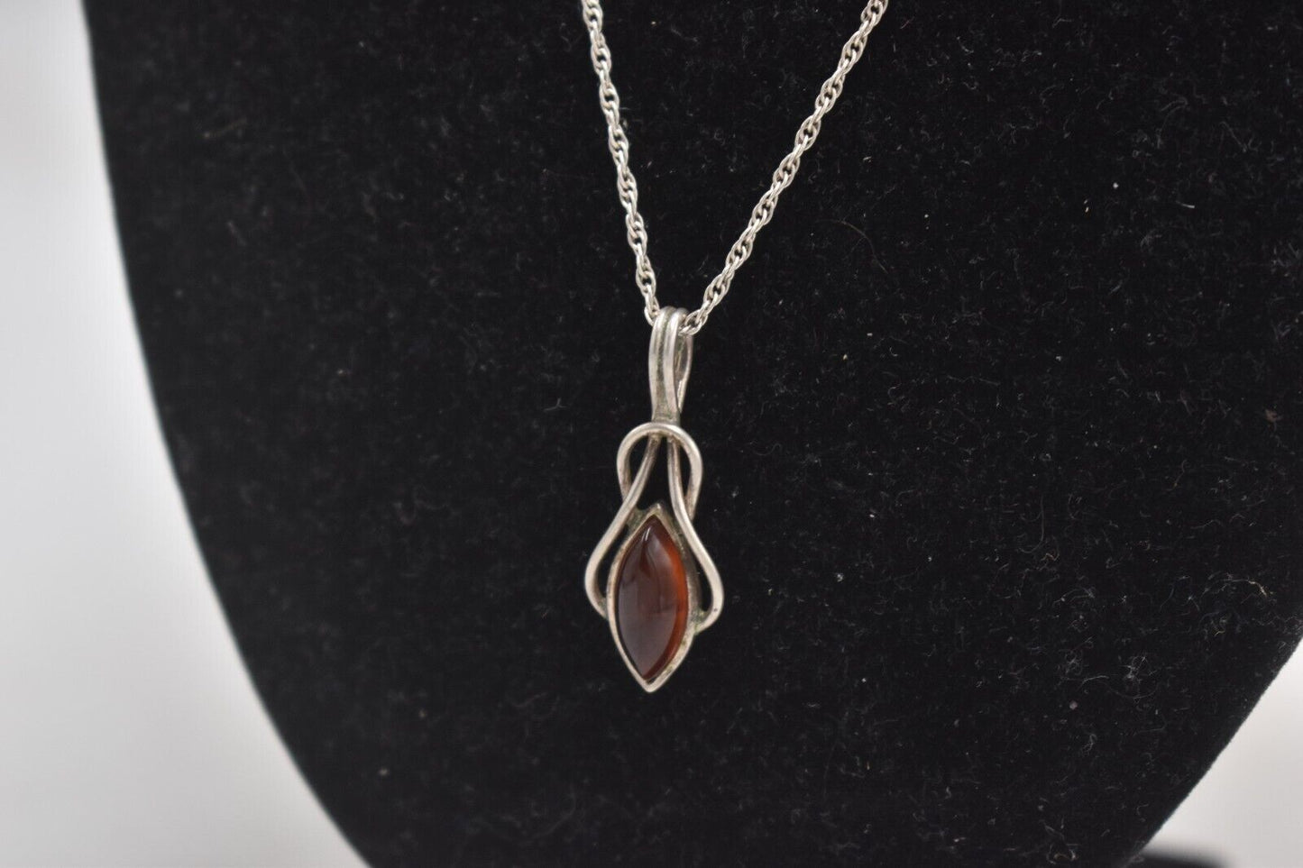 Vintage Sterling Silver 925 Necklace with Amber Pendant – 45cm