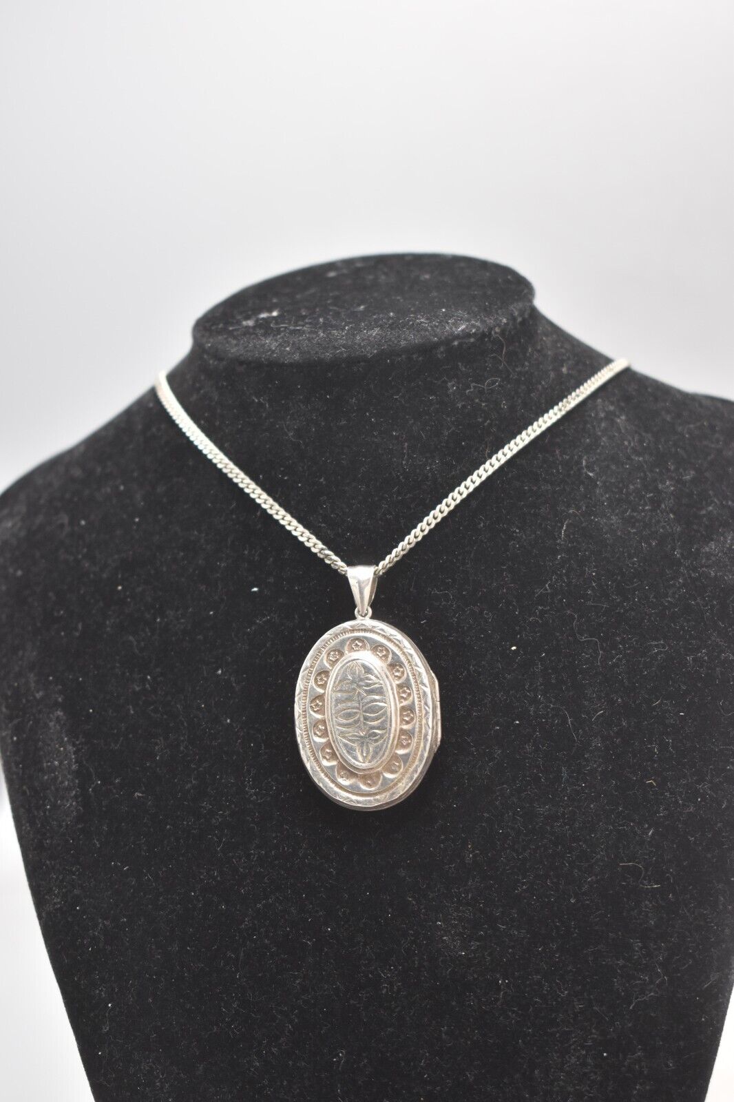 Vintage Sterling Silver 925 Oval Locket Pendant Necklace – 52cm Chain – Hallmark