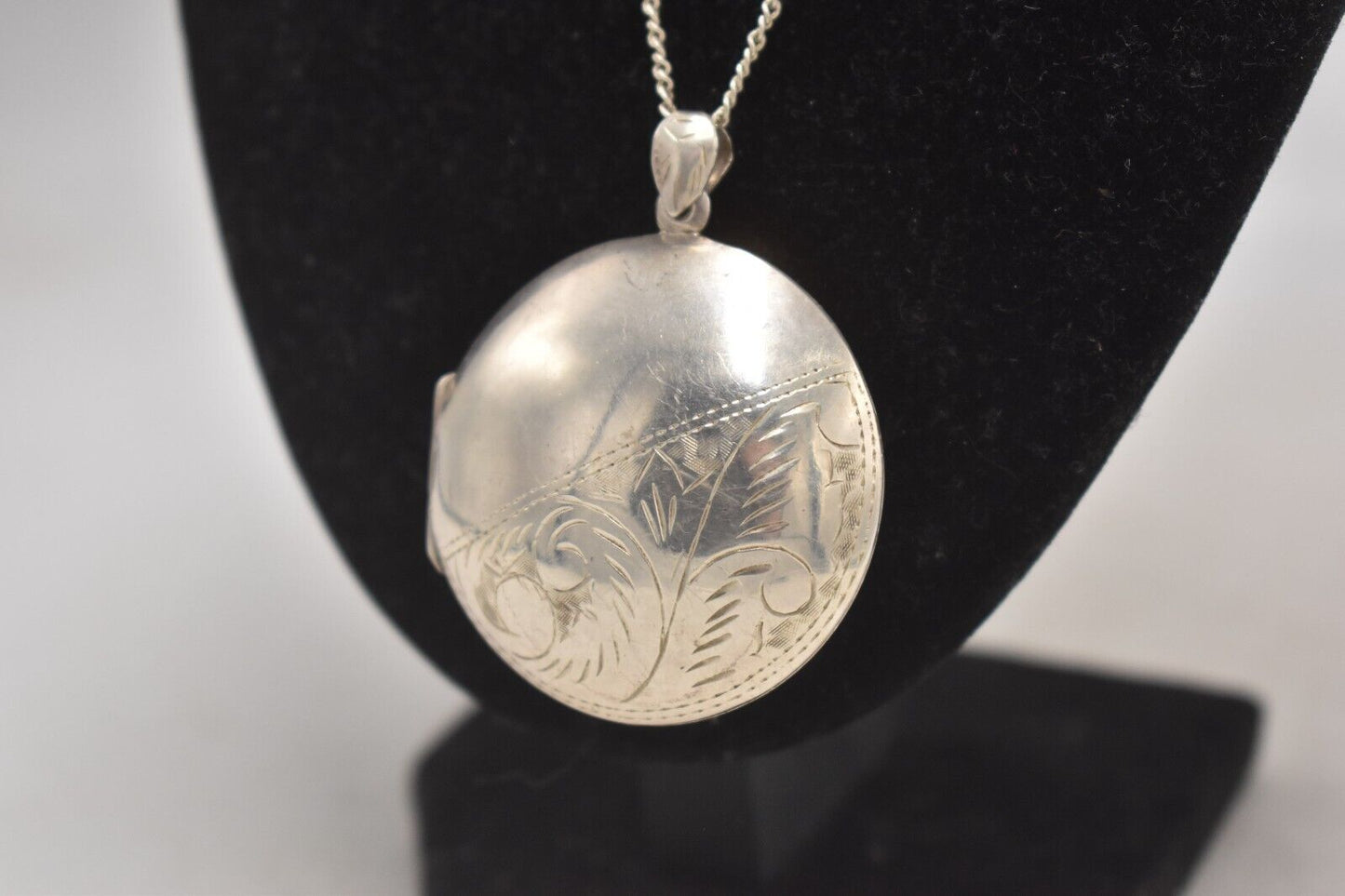 Vintage Sterling Silver 925 Necklace with Foliate Etched Locket Pendant – 46cm