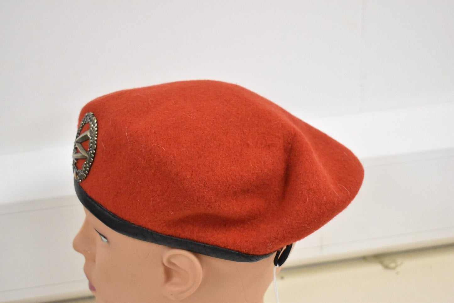West German Army Bundeswehr Signals Corps Red Beret & Cap Badge – Excellent Condition, Size 58