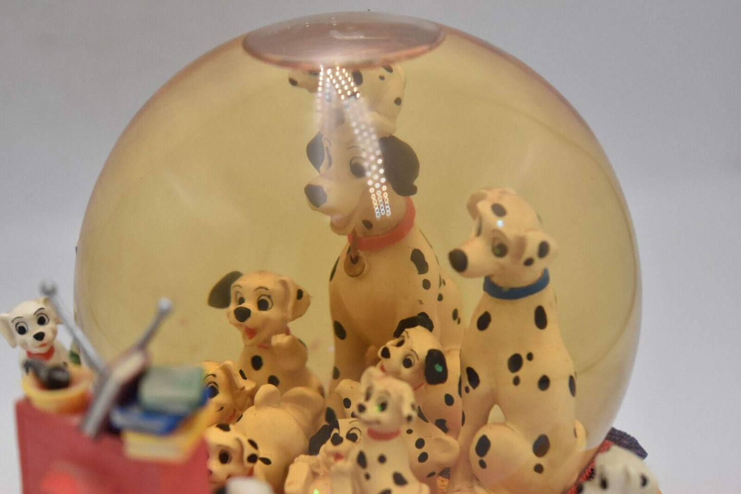 Disney 101 Dalmatians Musical Snow Globe – Cruella De Vil – Glitter