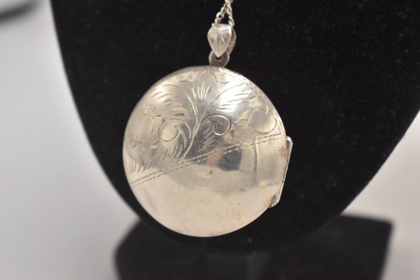 Vintage Sterling Silver 925 Necklace with Foliate Etched Locket Pendant – 46cm