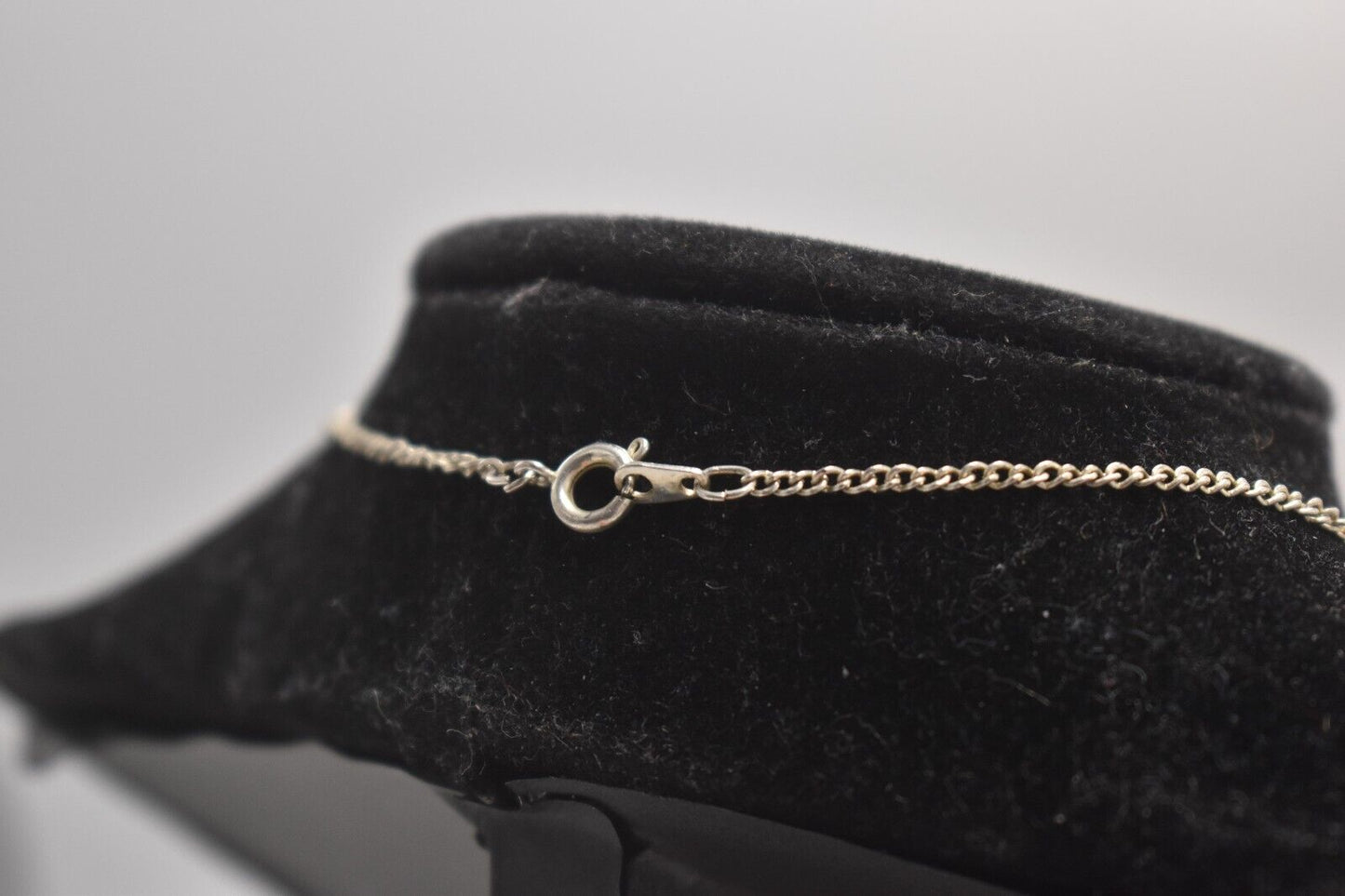 Vintage Sterling Silver 925 Necklace with Foliate Etched Locket Pendant – 46cm