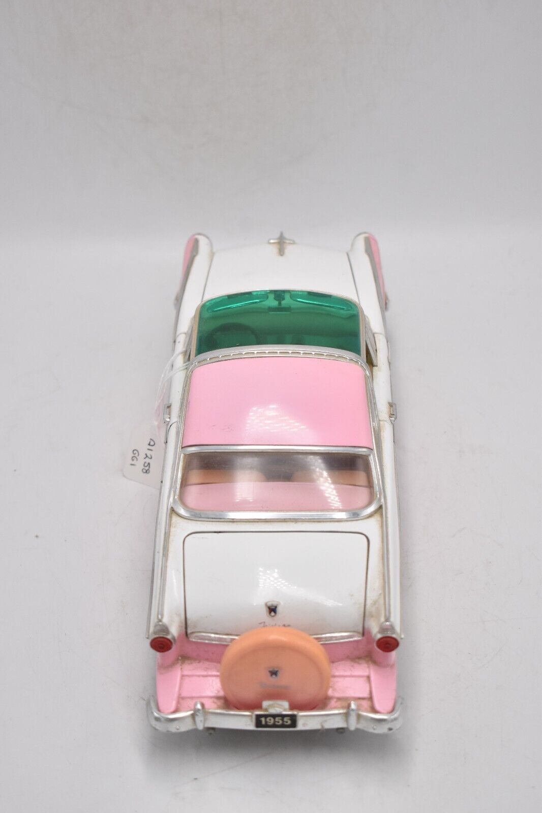 Road Tough 1955 Ford Fairlane Crown Victoria 1/18 Scale Model Car – Pink & White